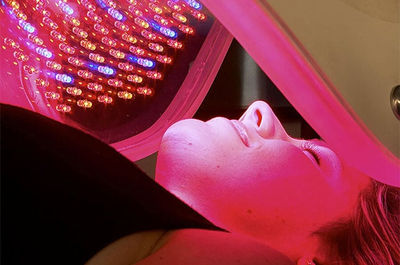 HOW DOES LED LIGHT THERAPY HELP WITH ACNE?